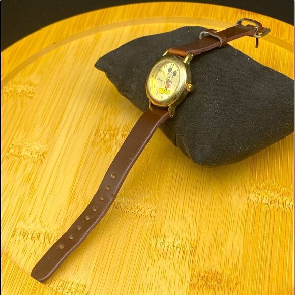 Ladies Mickey Mouse gently used watch that functions well and has fresh battery - Picture 3 of 7